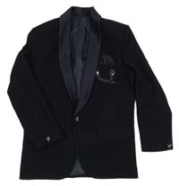 Tmavomodré sako s řetízkem