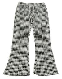 Černo-bílé vzorované flare kalhoty Tu