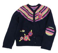 Tmavomodro-růžovo-žlutý propínací svetr s květinami a pruhy