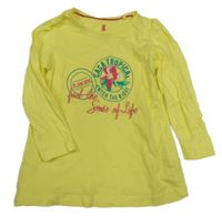 Žluté triko s nápisem a květinou Lupilu