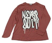 Vínové triko s grafitty Chapter young