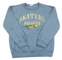 Světlemodrá mikina s nápisy a skateboardem 