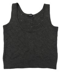 Tmavošedá svetrová vzorovaná crop vesta 