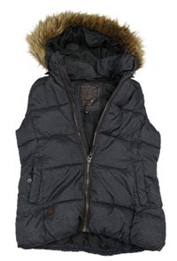 Antracitová melírovaná šusťáková zateplená vesta s kožešinou na kapuci C&A