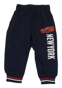 Tmavomodré tepláky s autem a nápisy 