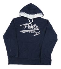 Tmavomodrá mikina s nápisem a kapucí 