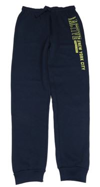 Tmavomodré tepláky s nápisem Young Idols 