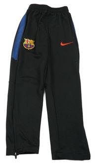 Černé fotbalové tepláky s erbem FC Barcelona a logem Nike 