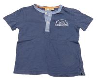 Tmavomodré tričko s nápisem 