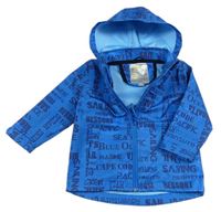 Modrá softshellová bunda s kapucí a nápisy