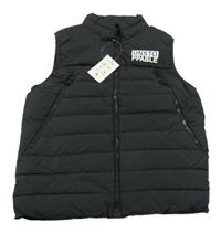 Nové - Černá šusťáková prošívaná zateplená vesta s nápisem George