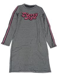 Šedo-černé vzorované šaty s nápisem 