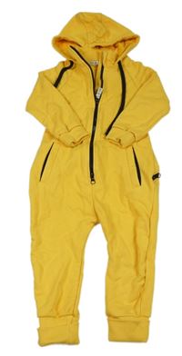 Žlutá tepláková kombinéza s kapucí