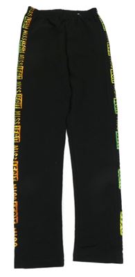 Černé tregíny s nápisy 