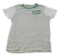 Bílo-tmavomodré pruhované tričko s nápisem