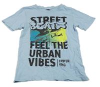 Světlemodré tričko s potiskem a nápisy Chapter young
