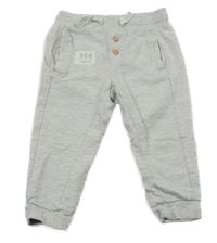 Šedé tepláky s knoflíky a nášivkou 