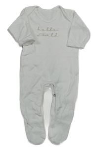 Bílý overal s nápisem 