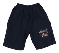 Tmavomodré plátěné kraťasy s autem a nápisem