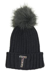 Antracitová pletená čepice s písmenem z kamínků a bambulí