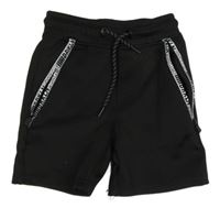 Černé sportovní kraťasy s nápisy Dopodopo