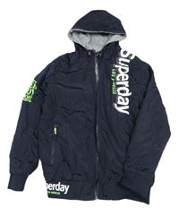 Tmavomodrý šusťákový jarní oboustranný bomber s nápisy a kapucí 