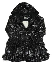 Černá latexová lehce zateplená parka s volánky a kapucí