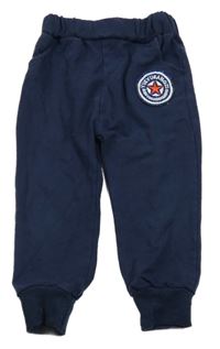 Tmavomodré tepláky s nášivkou 