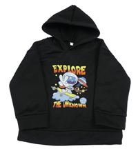 Černá teplá mikina s kosmonautem a nápisy a kapucí