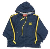 Tmavomodrá vzorovaná šusťáková sportovní bunda s číslem a pruhy a kapucí