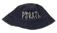 Tmavomodrý plátěný oboustranný klobouk s nápisem a pirátem