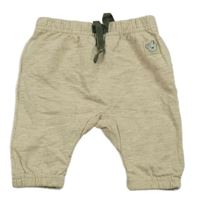 Béžové melírované tepláky s nášivkou 