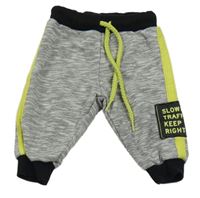 Šedo-černo-zelené tepláky s nášivkou 