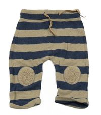 Béžovo-tmavomodré pruhované pletené tepláky 