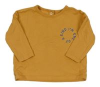 Okrové triko s nápisem 