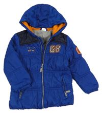 Tmavomodrá šusťáková zimní bunda s číslem a kapucí 