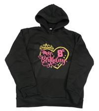 Černá teplá mikina se srdíčkem s nápisy a číslem a kapucí 