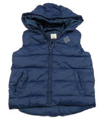 Tmavomodrá kostkovaná prošívaná šusťáková zateplená vesta s nášivkou a kapucí Sfera