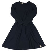 Tmavomodré šaty se vzorem 