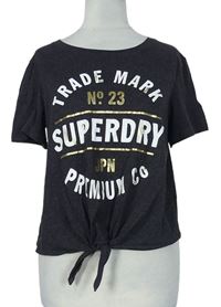 Dámské tmavošedé crop tričko s nápisy a uzlem Superdry 