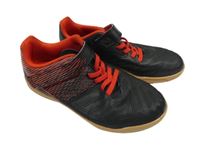 Černo-červené sálové boty Decathlon vel.33