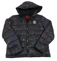 Černo-barevná vzorovaná šusťáková zimní bunda s blesky a kapucí 