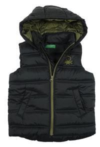 Černá šusťáková prošívaná zateplená vesta s logem a kapucí Benetton