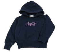 Tmavomodrá mikina s nápisem a kapsou a kapucí 