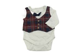 Bílé body s našitou tmavomodro-červenou kostkovanou vestou C&A