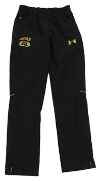 Černé šusťákové sportovní kalhoty s potiskem a logem Under Armour