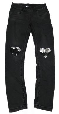 Černé riflové džegíny se srdíčky z překlápěcích flitrů C&A