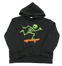 Černá sportovní mikina s kostrou a kapucí 