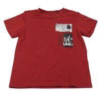 Bordó tričko s palmou a budovami 