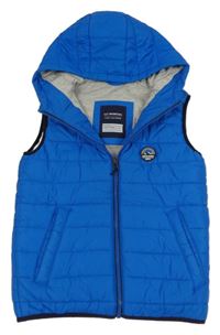 Modrá prošívaná šusťáková zateplená vesta s nášivkou a kapucí LC Waikiki